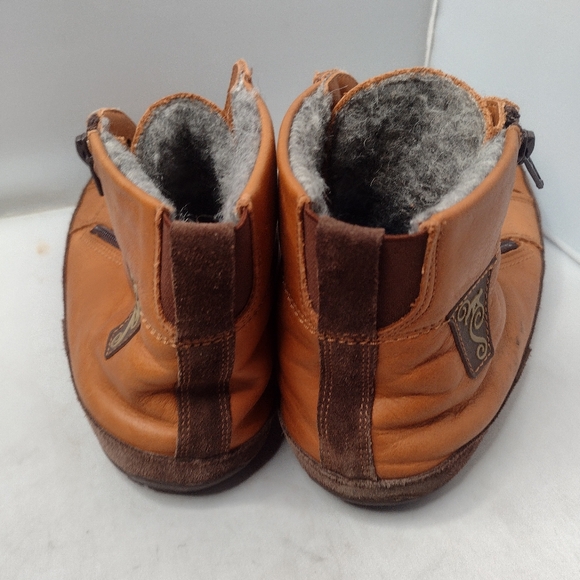 Shoes - Picture 7 of 9